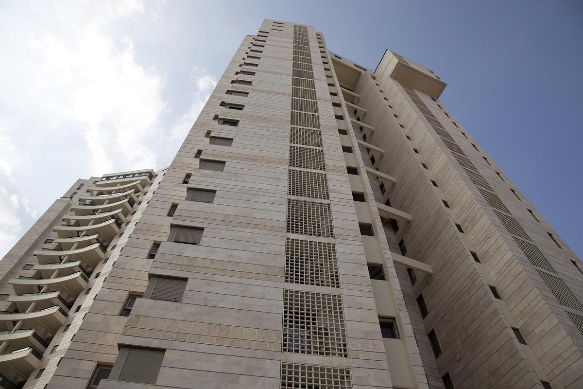 מרווחי אור בין סבכות האלומיניום